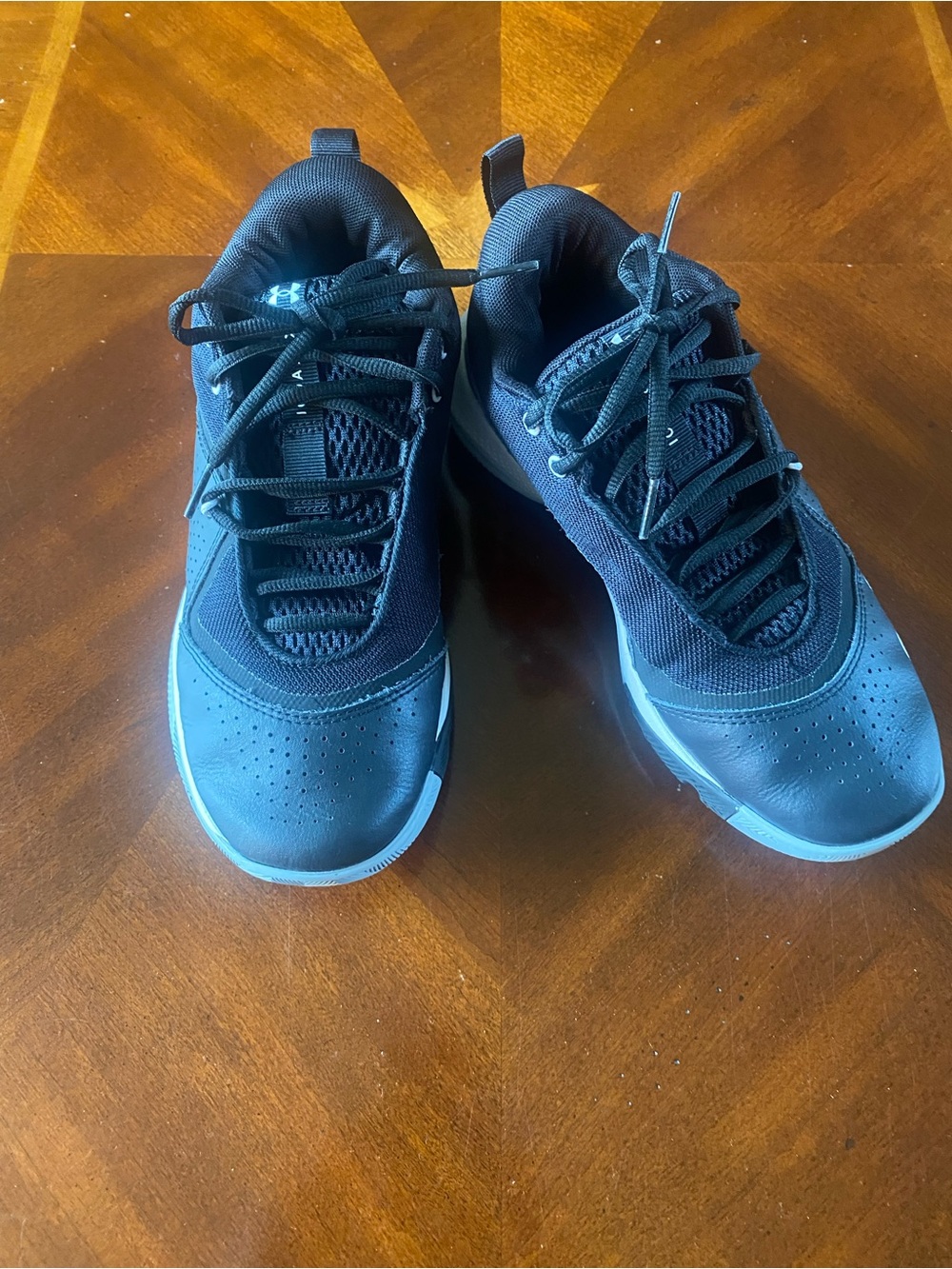 Under Armour GS SC 3Zero IV Basketball Trainers 3023918
Sneakers Shoes